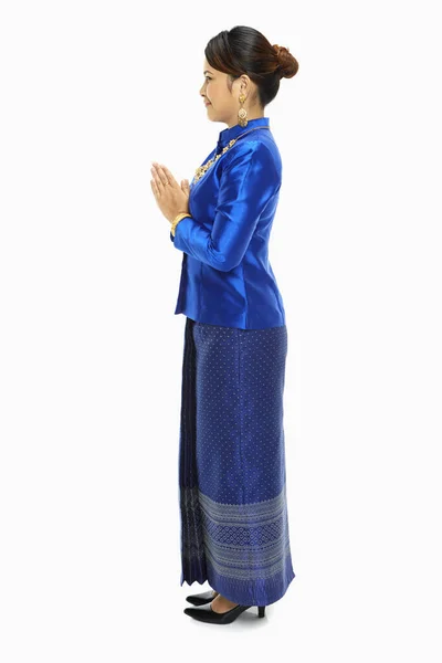 Frau Traditioneller Kleidung Zeigt Hand Gruß Geste — Stockfoto