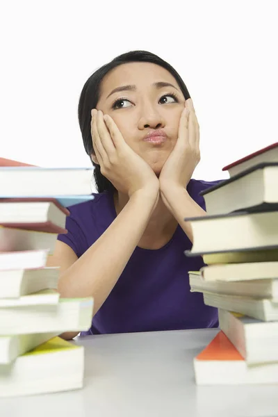 Vrouw Omringd Door Boeken Zoek Verveeld — Stockfoto