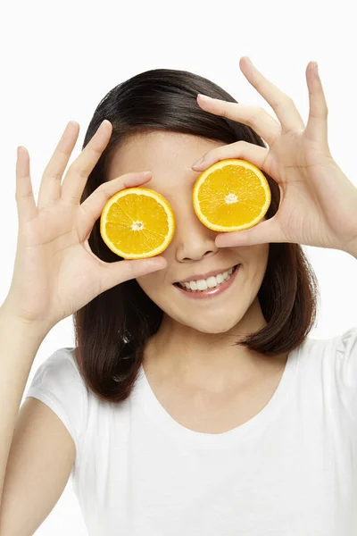 Ευτυχισμένη Γυναίκα Που Καλύπτει Μάτια Της Ένα Πορτοκάλι — Φωτογραφία Αρχείου