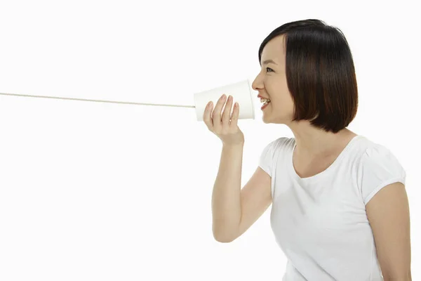 Mujer Hablando Teléfono Taza Papel — Foto de Stock