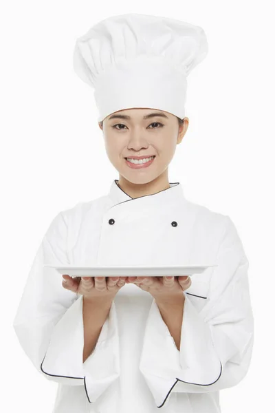 Chef Fêmea Segurando Uma Bandeja — Fotografia de Stock