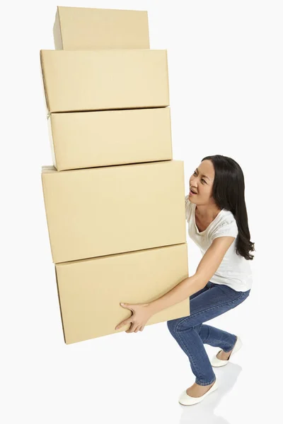 Mulher Carregando Uma Pilha Caixas Papelão — Fotografia de Stock