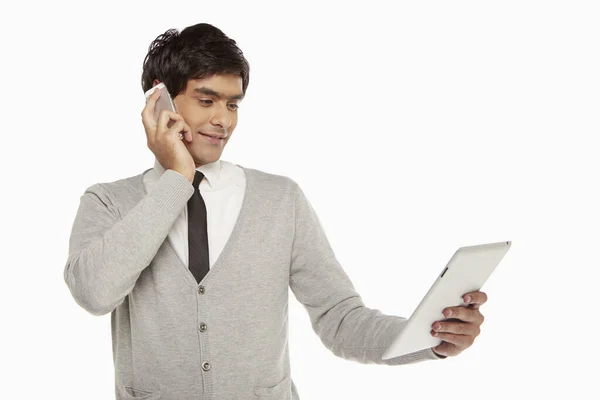 Uomo Che Parla Telefono Mentre Guarda Tablet Digitale — Foto Stock