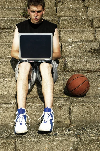 Egy Férfi Lépcsőn Játszik Laptopjával — Stock Fotó