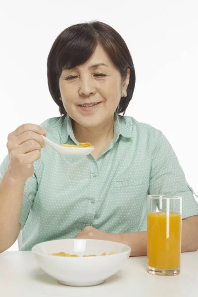 Mujer Tomando Cereales Para Desayuno — Foto de Stock