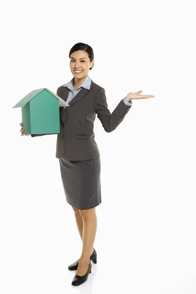 Empresária Alegre Segurando Uma Casa Papelão — Fotografia de Stock