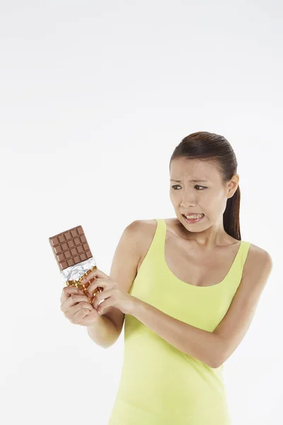 Vrouw Ontwijken Van Een Reep Chocolade — Stockfoto