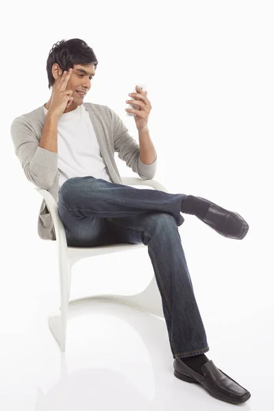 Hombre Sentado Una Silla Mensajes Texto — Foto de Stock