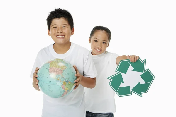 Twee Kinderen Met Een Globe Een Recycle Logo — Stockfoto
