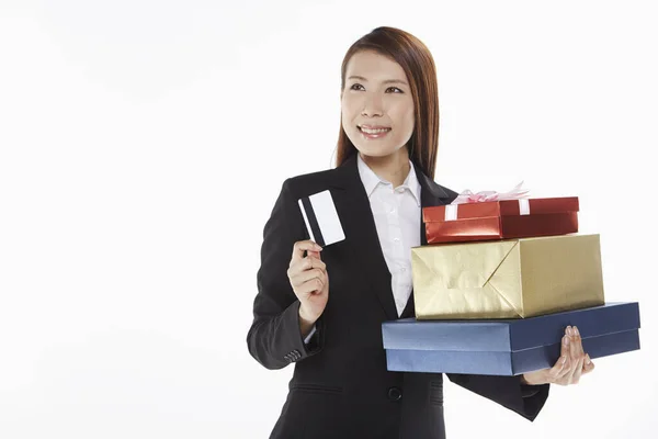 Empresária Carregando Uma Pilha Caixas Presente Segurando Cartão Crédito — Fotografia de Stock