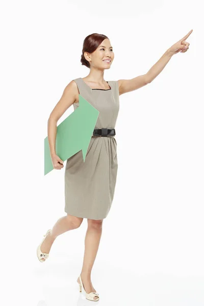 Geschäftsfrau Mit Grünem Pfeil Nach Links — Stockfoto