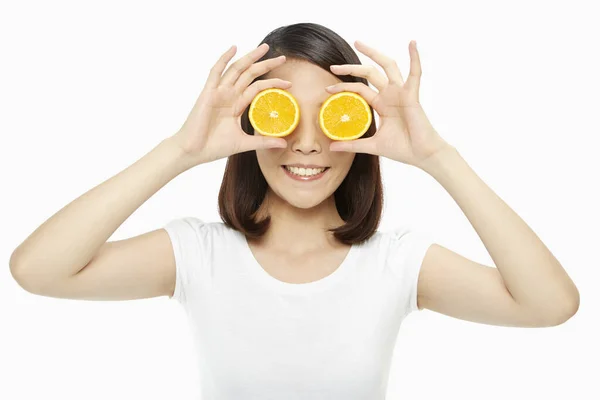 Ευτυχισμένη Γυναίκα Που Καλύπτει Μάτια Της Ένα Πορτοκάλι — Φωτογραφία Αρχείου