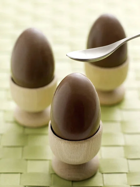 Шоколадные Яйца Яичных Чашках — стоковое фото