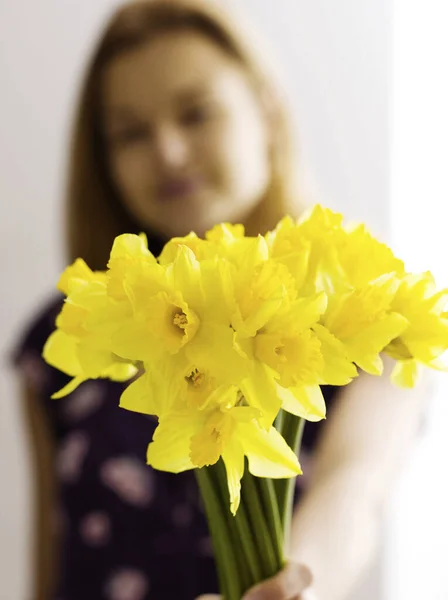 Woman Arranging Daffodils Vase — Stock Photo, Image
