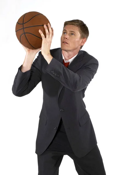 穿西装的人想打篮球 — 图库照片