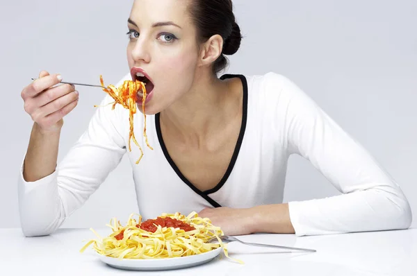 Jovem Mulher Comendo Prato Salada — Fotografia de Stock