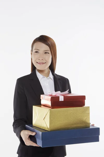 Geschäftsfrau Mit Einem Stapel Geschenkboxen — Stockfoto