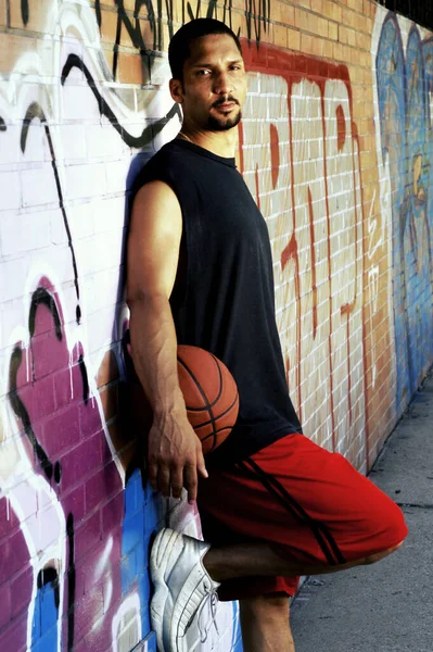 Jugador Baloncesto Con Balón Inclinado Contra Mural —  Fotos de Stock
