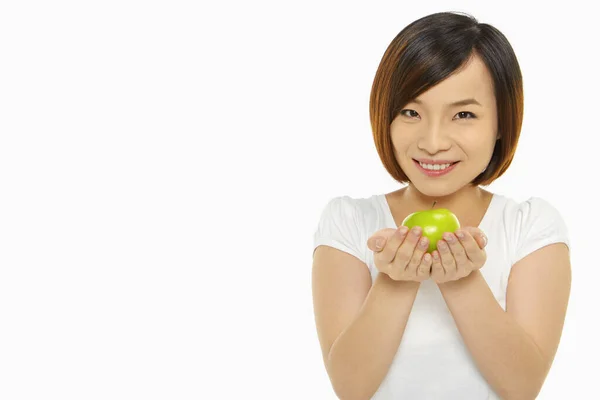 Χαρούμενη Γυναίκα Που Κρατάει Ένα Μήλο — Φωτογραφία Αρχείου