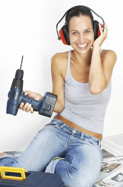 Uma Mulher Com Fone Ouvido Sentado Chão Segurando Perfurador — Fotografia de Stock