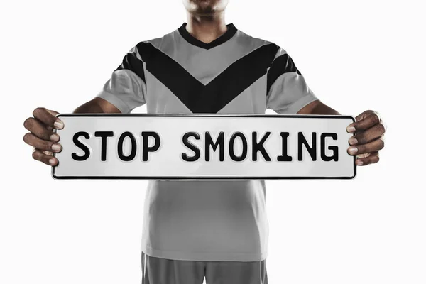 Μια Ποδοσφαιριστής Κρατώντας Σταματήσει Κάπνισμα Σημάδι — Φωτογραφία Αρχείου