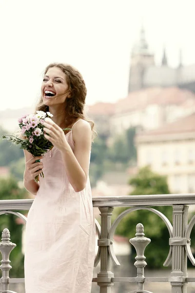 幸せそうに花束を持っている女性 — ストック写真