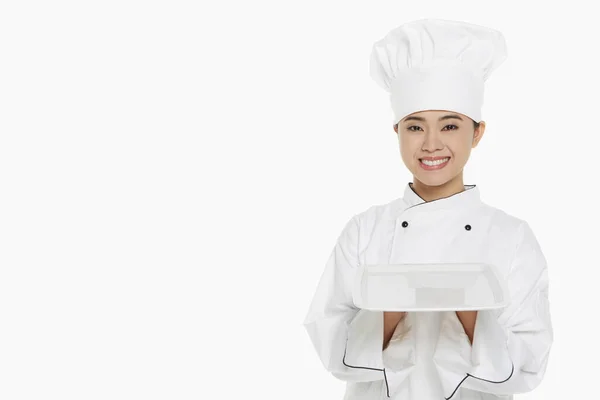 Chef Fêmea Segurando Uma Bandeja — Fotografia de Stock