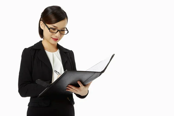 Geschäftsfrau Schreibt Notizen Ordner — Stockfoto