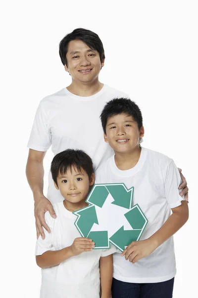Familie Van Drie Die Glimlachen Een Recycle Logo Omhoog Houden — Stockfoto
