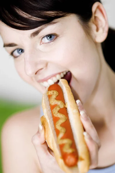 Wanita Muda Makan Sandwich Dengan Burger — Stok Foto