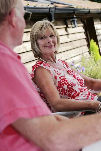 Married Couple Spending Time Together Sitting Backyard — Stock Photo, Image