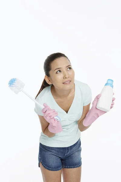 Wanita Memegang Botol Deterjen Dan Sikat — Stok Foto