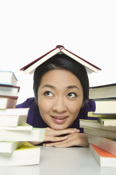 Vrolijke Vrouw Met Een Boek Haar Hoofd — Stockfoto