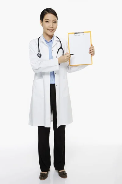 Pessoal Médico Segurando Uma Área Transferência — Fotografia de Stock