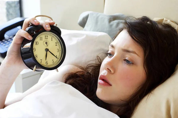 Eine Frau Die Auf Dem Bett Liegt Und Auf Die — Stockfoto