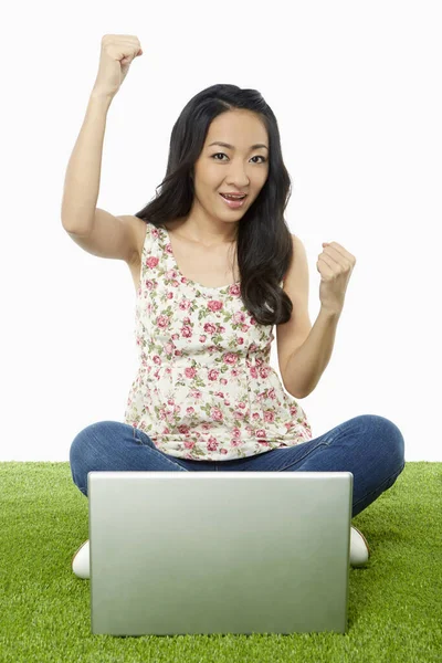 Mujer Animando Mientras Usa Ordenador Portátil — Foto de Stock
