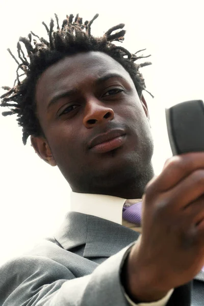 Hombre Afroamericano Traje Negocios Leyendo Mensaje Teléfono Mano — Foto de Stock