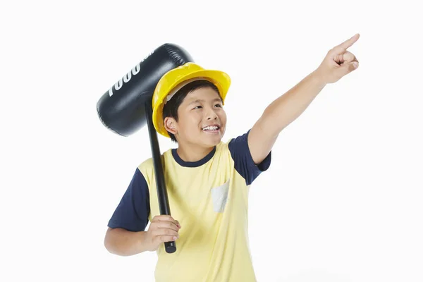 Niño Sosteniendo Martillo Juguete Apuntando Izquierda — Foto de Stock