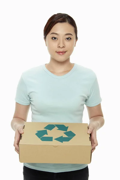 Mulher Segurando Uma Caixa Reciclável — Fotografia de Stock