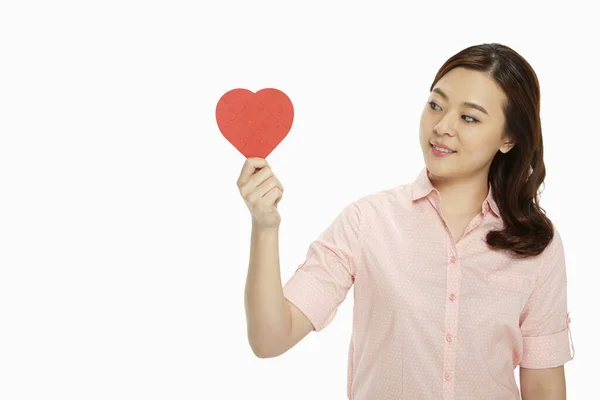 Mujer Alegre Sosteniendo Corazón Rojo —  Fotos de Stock