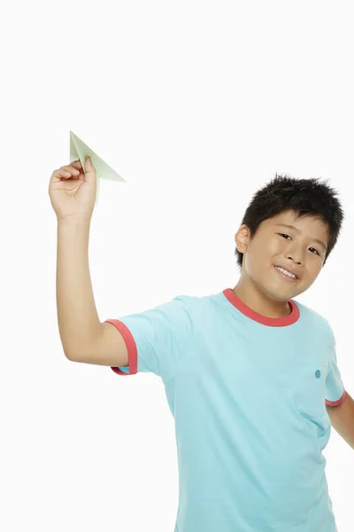 男孩玩纸飞机 — 图库照片