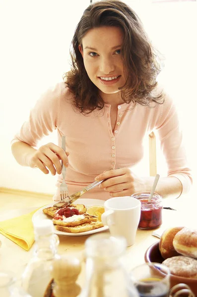 Una Mujer Desayunando —  Fotos de Stock