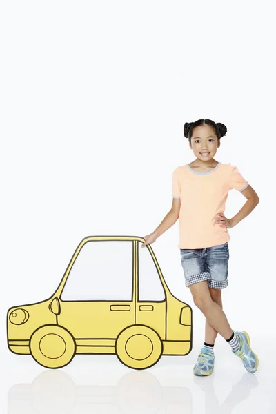 Mädchen Steht Neben Einem Pappauto — Stockfoto