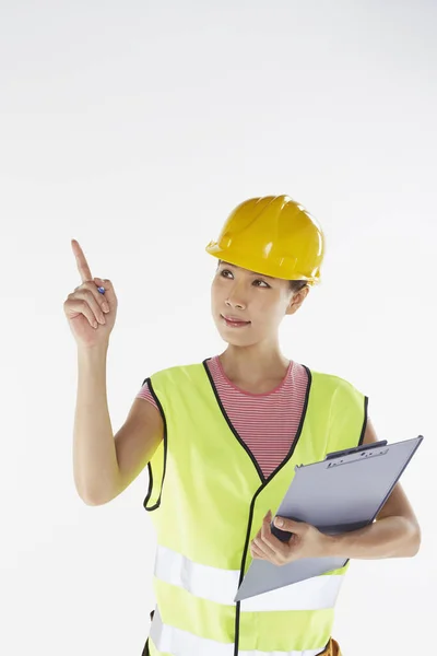 Trabajador Construcción Apuntando Mientras Sostiene Archivo Clip — Foto de Stock