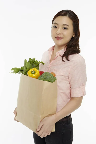 食料品の袋を持つ陽気な女性 — ストック写真