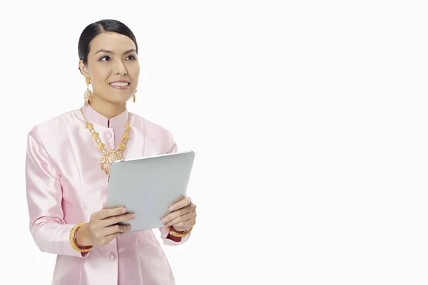 Mulher Roupas Tradicionais Usando Tablet Digital — Fotografia de Stock