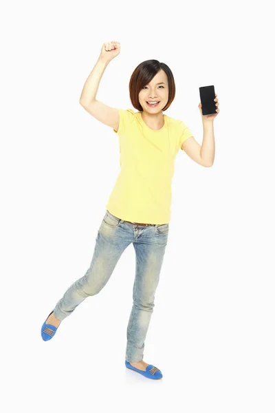Kobieta Trzymająca Telefon Komórkowy Wiwatująca — Zdjęcie stockowe