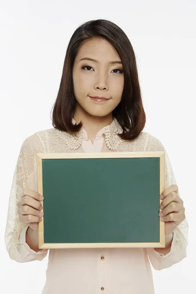 Vrolijke Vrouw Houdt Een Leeg Schoolbord Omhoog — Stockfoto