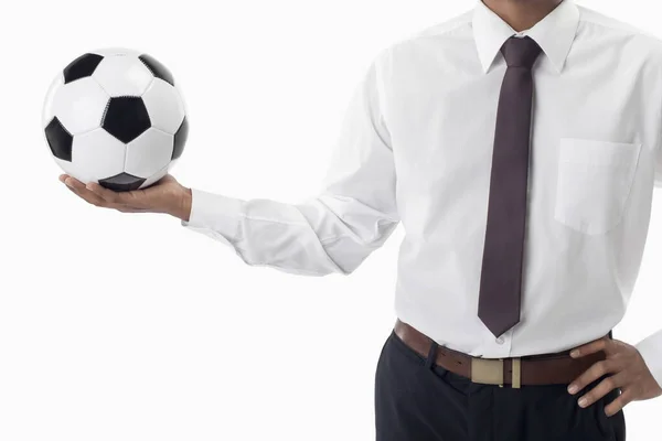 片手でボールを握るサッカーマネージャー — ストック写真