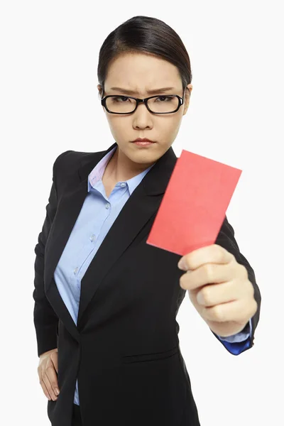 Сердита Бізнес Леді Тримає Червону Картку — стокове фото